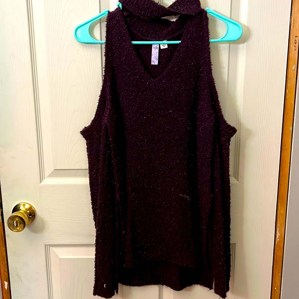 Burgendy shoulder less sweater